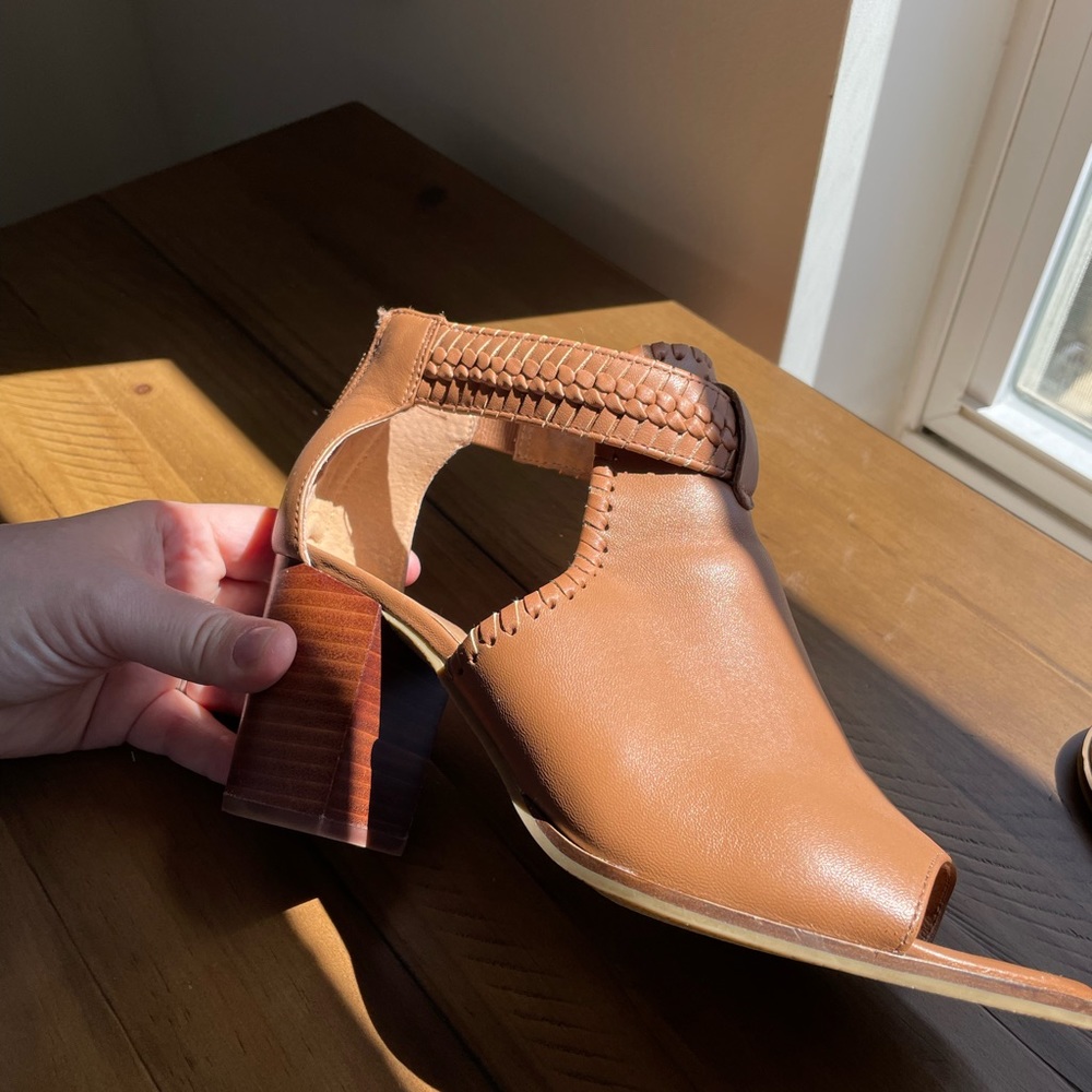 Jack Rogers Cut Out Block Heel (Sz. 8)